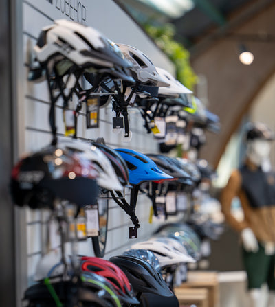 Fahrradhelme an einer Wand