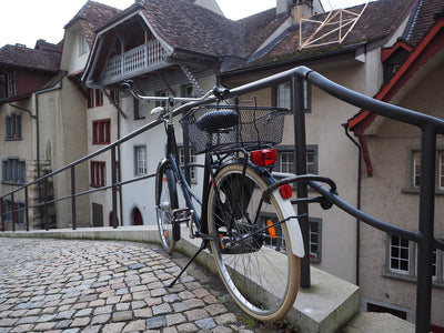 Abgeschlossenes Fahrrad in einer Altstadt 