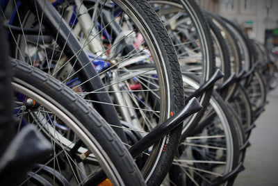 Viele aufgestellte Fahrradreifen