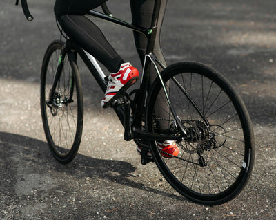 Mann auf Fahrrad mit Klick-Pedalen