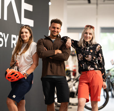 2 Frauen und 1 Mann in Fahrradbekleidung