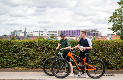 2 Herren in Fahrradbekleidung