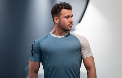 Herr im Sportshirt