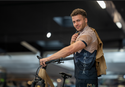 Mann mit Fahrrad und Sportklamotten